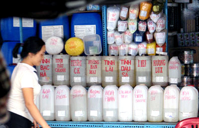 Các loại tinh dầu thơm bày bán khắp chợ Kim Biên (TP.HCM)