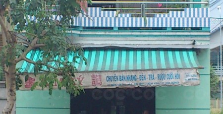 Cửa hàng nhang đèn, trà Hoàng Văn Thụ